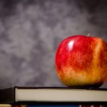 Ein roter Apfel liegt auf Büchern. ©CC0, Pixabay