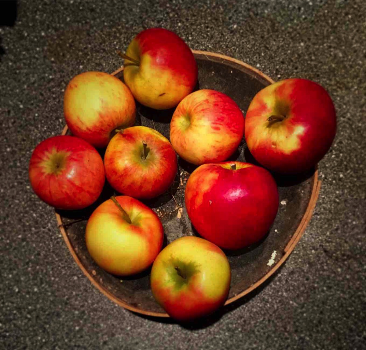 Neu rot-gelbe Äpfel liegen auf einer Tischplatte