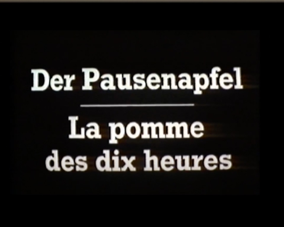 Eine schwarze Tafel mit der Aufschrift Der Pausenapfel - La pomme des dix heures; EAV